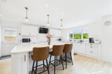 CAM03218G0-PR0634-STILL026