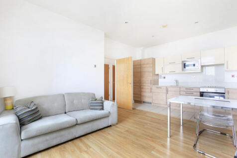 A fantastic one bedroom apartment located on the second floor of this popular development close to Nine Elms Station. The building offers a 24-hour concierge service and video-entry. Underground parki