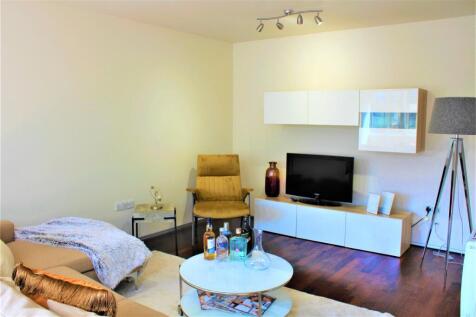 Discover this fantastic one bedroom apartment with impressive amenities, high ceilings, modern bathroom, and easy access to Angel and Old Street Station in vibrant City Road, EC1V.