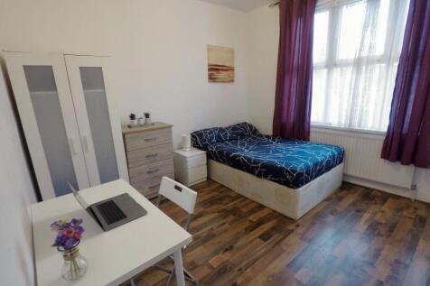 Sharing With Four Females. Large Double Room To Rent Near Mile End Station & Beside Mile End Park. Inc Some Bills! (FEMALE PREFERRED)
