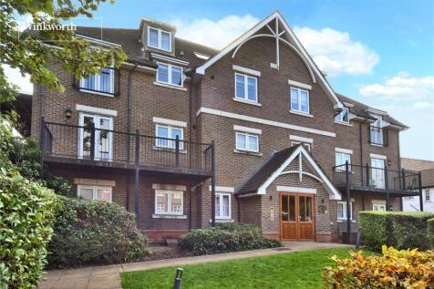 Situated in a prestigious block constructed in 2008, this fantastic apartment is ideally located close to both Sutton town centre and Cheam Village, with both providing a wide range of shops, cafés an