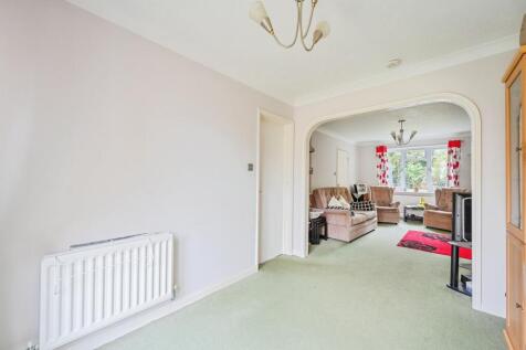 Lounge / Dining Room: