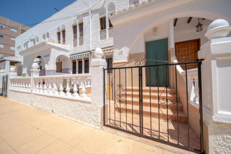 La Mata Town House with communal pool