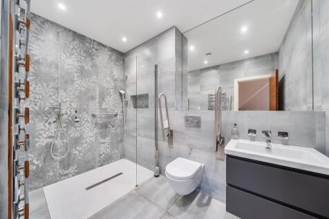 En Suite Shower Room: