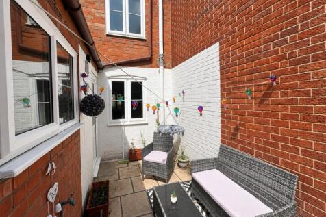 5 Severn View Parade - courtyard2.jpg