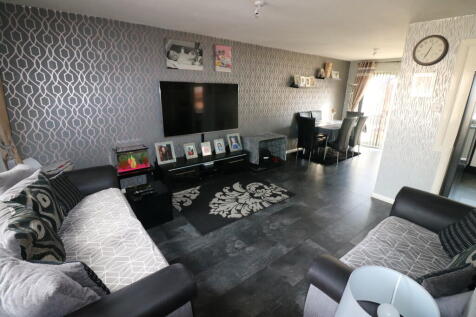 3 Bedroom Semi-Detached in HU7 4YT