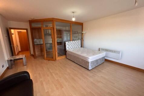 ** DEPOSIT FREE OPTION AVAILABLE ** Available Immediately Furnished. A spacious studio apartment located on the fifth floor of a development which is positioned close to Manchester City Centre and off