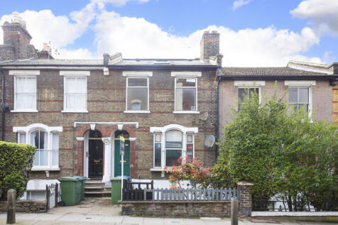 A split level one bedroom apartment situated in a Victorian period conversion moments from Charlton station offering National Rail services. The property offers a spacious living room, fully fitted mo