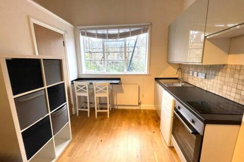 ## RENT INCLUDES HEATING AND WATER ## Alex Marks is pleased to offer this good sizq self-contained studio flat set on the 1st floor of a stunning Victorian house on Finsbury Park Road. The studio is a