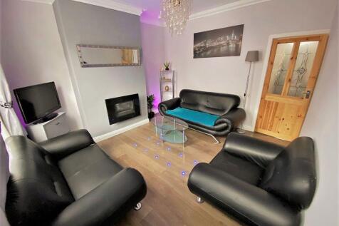 MODERN 3 BEDROOM PROPERTY IN HYDE PARK WITH A SPARE ROOM This is a spacious three-bedroom house in Hyde Park, ideal for students or professionals. **£92.31pppw or £122.31pppw ALL INC with GAS, ELEC, W