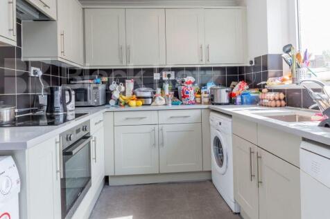 This fantastic spacious three bedroom flat is ideal for students. Located on Oakley Square the property has three double bedrooms, good size lounge, modern fitted kitchen, neutral decor, tiled modern