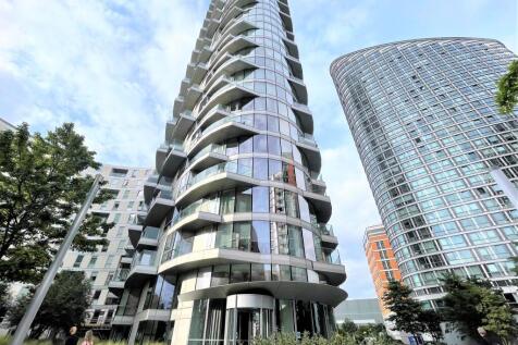 We are proud to offer this delightful modern large 1 bedroom, 1 bathroom flat in a sought after luxury residential compound near Canary Wharf. The flat is located on the 17th floor providing great vie