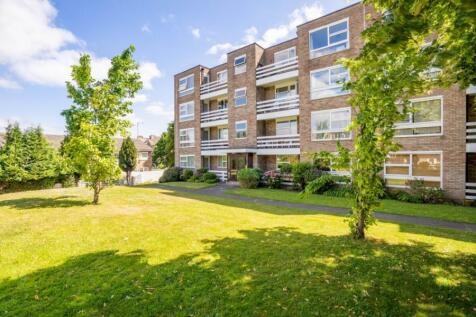 This beautiful 2-bedroom flat comes with a large reception area, and patio opening to the well-maintained communal gardens. The property benefits from 2 double bedrooms, one with large, fitted wardrob