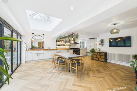 CAM03218G0-PR0606-STILL018