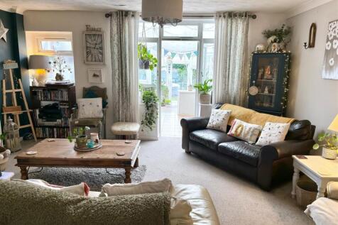 MAIN LIVING ROOM.jpg