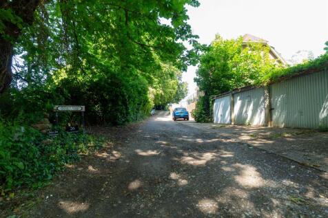 Moncktons Lane - Private Road.jpg