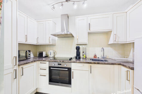 CAM03218G0-PR0835-STILL003