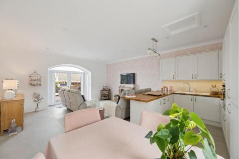 Kitchen/Dining Area