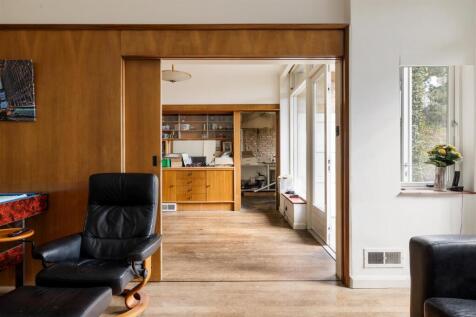 The Warren Drive, E11