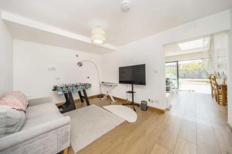 A spacious five bedroom, three bathroom house available to rent close to Wimbledon Chase Station. The property has wooden flooring throughout, has a large open plan kitchen/reception, a large well mai