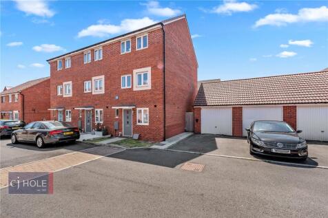 Available 14th September | Stunning three-bedroom family home in the sought-after Lyde Green area. Offering three double bedrooms, including a principal bedroom with walk-in wardrobe and en-suite, a s