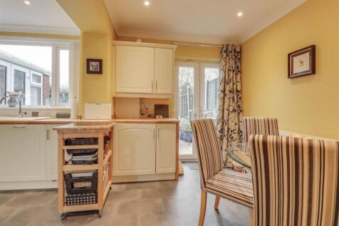 6 HIGHCLIFFE WAY WICKFORD-3.jpg