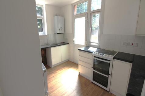 ** DUE TO THE NUMBER OF ENQUIRIES, WE RECOMMEND ALL APPLICANTS SEND AN EMAIL AND A MEMBER OF THE TEAM WILL COME BACK TO YOU IN DUE COURSE ** Please note, this property does not include either a Fridge