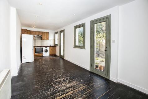 TWO BEDROOM GROUND FLOOR APARTMENT WITH PRIVATE GARDEN - AVAILABLE SEPTEMBER