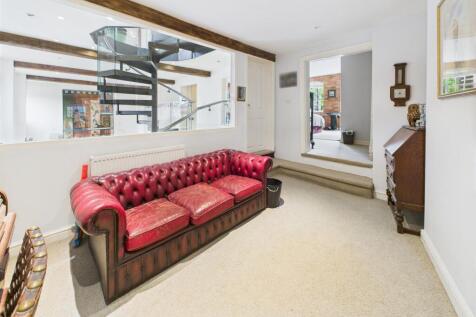 DRESSING ROOM / OFFICE