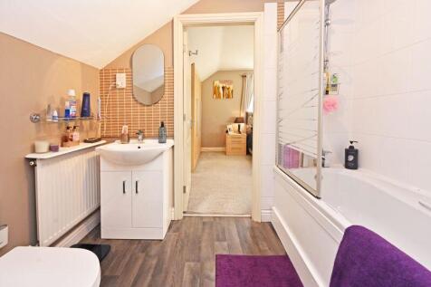 JACK & JILL EN SUITE BATHROOM