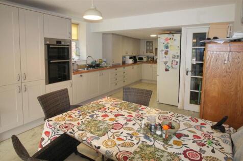 Basement flat kitchen.JPG