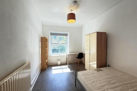 4 Bedroom House in LL57 1HH