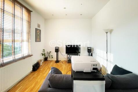 A beautiful 2 bedroom 2 bathroom flat is located in NW5 within walking distance to the tube & all local amenities of Kentish Town Rd.