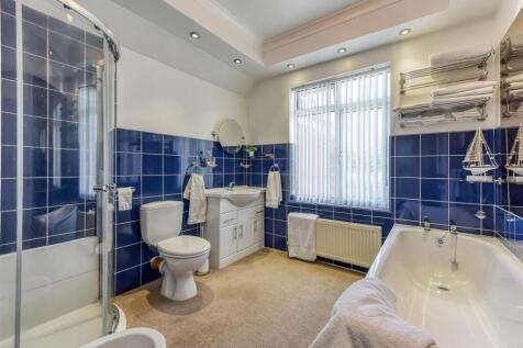 57 Queens Road-bathroom.jpg