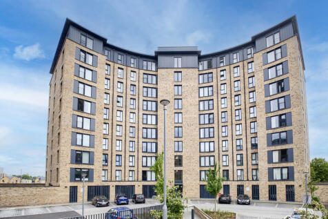 A well presented third floor apartment locates at Lexington Gardens. The property boasts; secure entry system, entrance hallway, open plan living and kitchen space with Juliette Balcony allowing for p