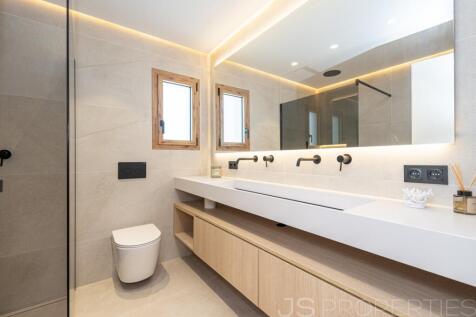 Modern luxury home with pool in a prime location in Puerto Pollensa