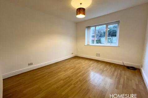 *** TWO BEDROOM GROUND FLOOR APARTMENT *** RECENTLY REFURBISHED *** OFF ROAD PARKING TO THE FRONT *** COMMUNAL GARDEN TO THE REAR *** MODERN FITTED KITCHEN *** THREE PIECE BATHROOM WITH OVERHEAD SHOWE