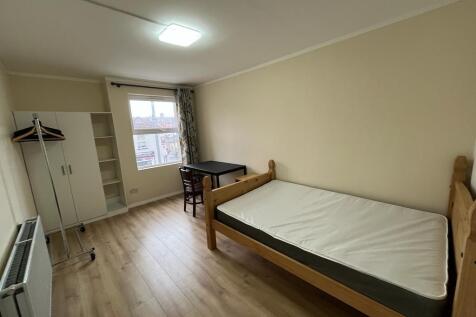 ** Zero Deposit Guarantee Available **
**HOUSE SHARE** BILLS INCLUDED**