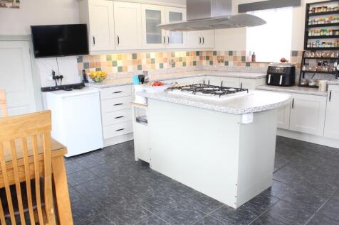 Fitted Kitchen Picture 3