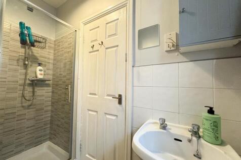 EN SUITE SHOWER ROOM