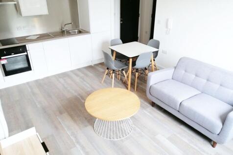 One bed apartment with PARKING and WIFI available now! Close to UA92, Media City & Salford Quays plus Trafford Park. Old Trafford tram stop just a 5 minute walk and all amenities close by.