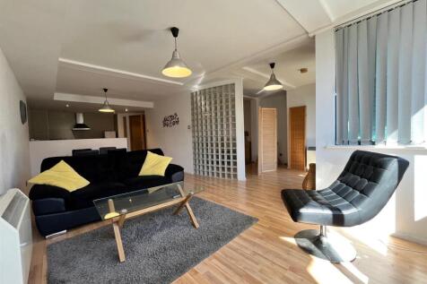 *PLEASE NOTE - THERE WILL BE BUILDING REMEDIAL WORKS ON THE BALCONY TOWARDS THE END OF 2026. UPDATES WILL BE PROVIDED* Available Now. We are delighted to offer this 4th floor exceptionally spacious on