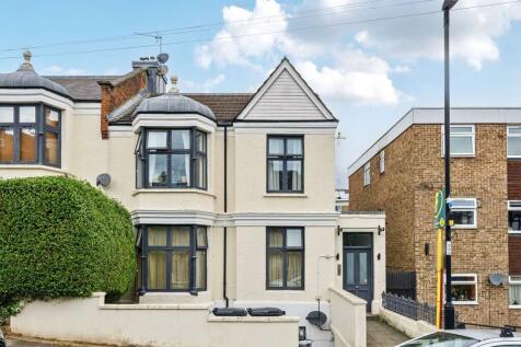 LONG LET. An excellent one bedroom ground floor flat located on a quiet residential within easy reach of a variety of amenities, offering generously proportioned living space.