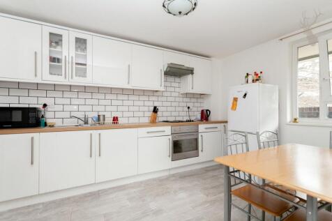 Newly redecorated three bedroom maisonette with outside space, located close to Limehouse DLR station.