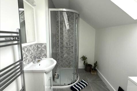 EN-SUITE SHOWER ROOM