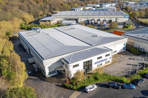 Warehouse to rent in elland