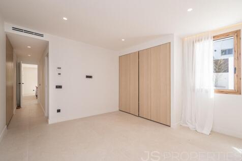 Modern luxury home with pool in a prime location in Puerto Pollensa