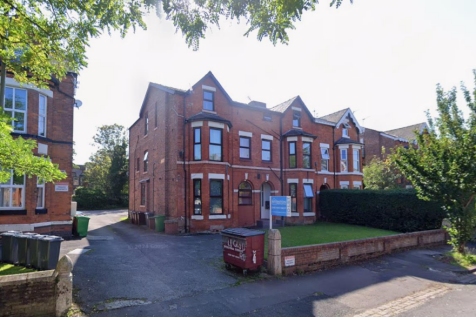 This newly refurbished & extremely spacious top floor apartment is situated on the highly sought after Clyde Road, just a stone's throw away from Burton Road's vibrant bars, restaurants and the Metrol