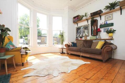 A wonderfully light two double bedroom flat in Redland with lots of storage. *A pet will be considered*