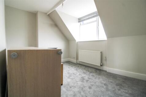 Cj Hole Southville are delighted to welcome this ensuite room in a shared property. The property features a living room, large kitchen/diner and rear garden.